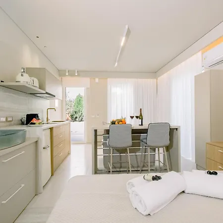 Nidra Veranda With Private Pool Апартаменти