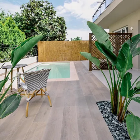 Nidra Veranda With Private Pool Апартаменти