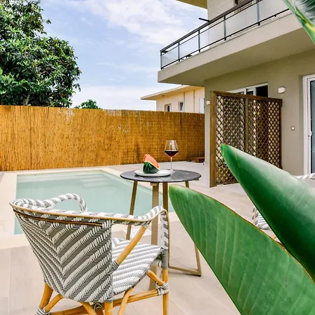 Nidra Veranda With Private Pool Апартаменти