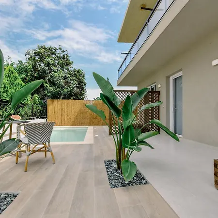 Nidra Veranda With Private Pool Апартаменти